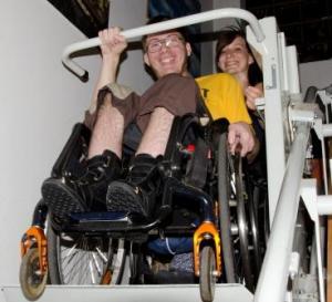 Leo und Hanna starten den Treppenlift und sind voller Vorfreude auf das Buch